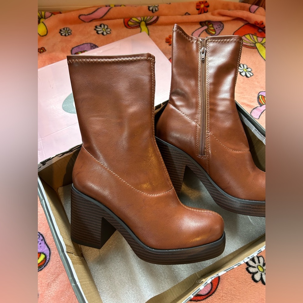 Platform brown boots